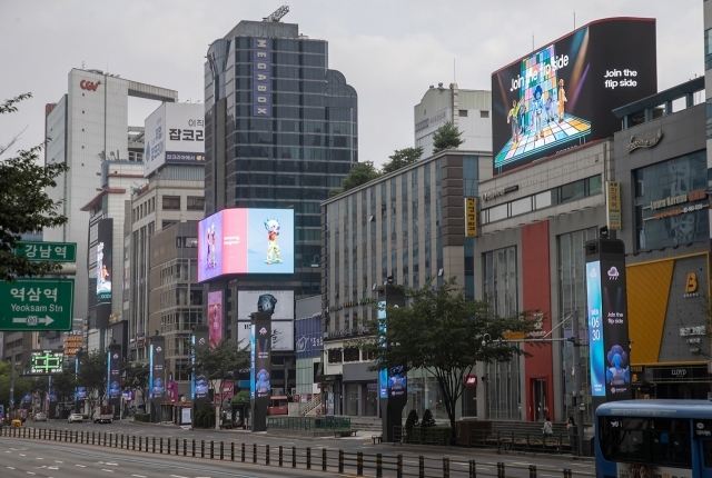 Samsung Electronics Unveils ‘Join the Flip Side’ Digital Outdoor Advertising Campaign for New Galaxy Products