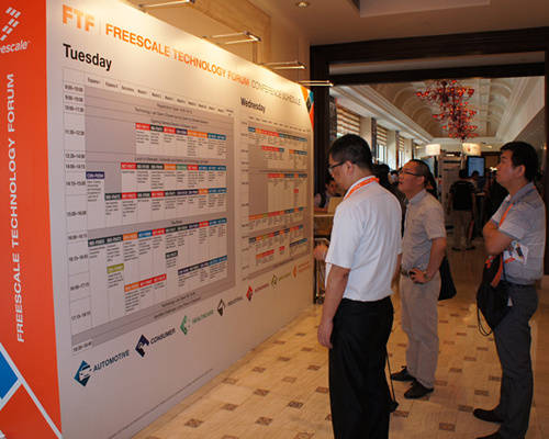 참관객들이 기술포럼 일정을 확인하고 있다. FTF차이나 2014 행사에는 110개의 주제로 세미나가 열렸다. 