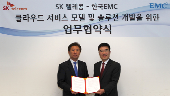 원성식 SK텔레콤 솔루션 사업본부장(왼쪽)과 정교중 한국EMC 부사장(오른쪽)이 협약서를 교환하고 있다 