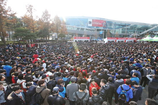 23일 지스타 전시관 입장을 기다라는 관람객들 