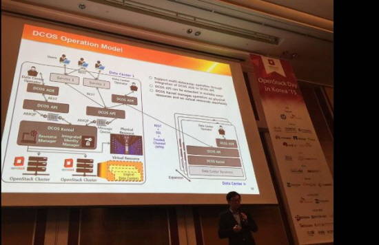 5일 잠실 롯데호텔에서 개최된 ‘오픈스택 데이 인 코리아 2015’ 컨퍼런스에서 SK텔레콤 최진성 종합기술원장(전무, CTO)이 기조연설을 하고 있다 