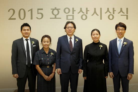 왼쪽부터 공학상 김창진 박사, 사회봉사상 백영심 간호사, 의학상 김성훈 박사, 예술상 김수자 현대미술작가, 과학상 천진우 박사. 