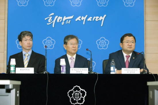 9일 오전 광화문 정부서울청사 본관 합동브리핑룸에서 클라우드컴퓨팅 활성화 계획 관련 브리핑이 진행 중이다.오른쪽부터 최재유 미래부 제2차관, 송희준 정부3.0추진위원회 위원장, 정윤기 행자부 전자정부국장 