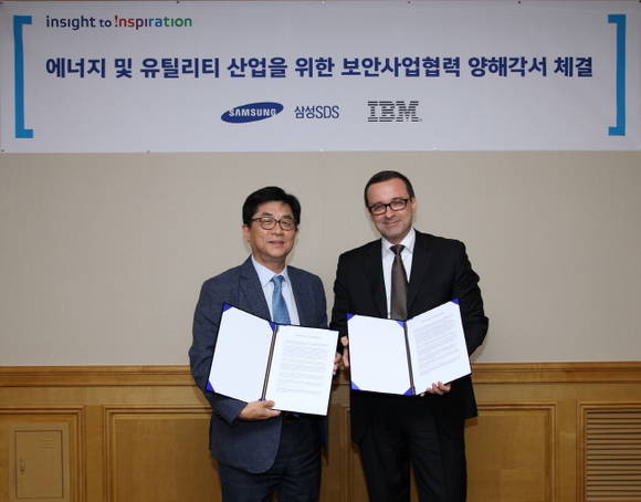 삼성SDS 사이버 보안 사업팀 한성원 상무(왼쪽), IBM 아시아태평양 보안 세일즈 총괄 리더 로만 튜마(오른쪽)의 에너지 및 유틸리티 산업을 위한 보안사업협력 양해각서 체결 후 기념 사진을 찍고 있다 