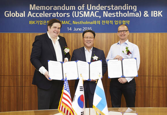 시석중 기업은행 마케팅그룹 부행장(가운데)이 Chris Burry USMAC 공동 CEO(왼쪽), Antti Kosunen Nestholma 공동 창업자(오른쪽)과 협약식을 마치고 기념촬영을 하고 있는 모습. 