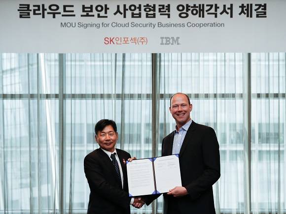 한범식 SK인포섹 대표이사(왼쪽)와 마크 반 자델호프 IBM 글로벌 보안사업부 총괄 사장이 양해각서를 체결하고 있다.(사진 제공 SK인포섹) 