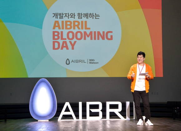  SK㈜ C&C ‘에이브릴 블루밍 데이(Aibril Blooming Dat)’ 행사에서 SK㈜ C&C Aibril Eco사업팀 김종민 팀장이 “에이브릴과 함께하는 인공지능 생태계 조성”에 대해 설명하는 모습. 