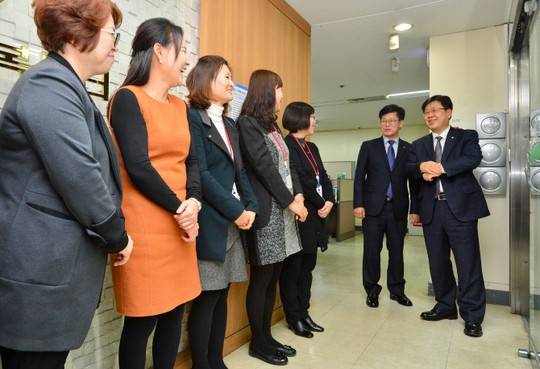 이경섭 농협은행장(오른쪽)이 올해 1월, 농협은행 고객행복센터를 방문해 직원들을 격려하는 모습 