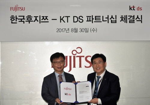 이강수 KT DS 영업본부장(왼쪽)과 백종도 한국후지쯔 전략마케팅본부장 