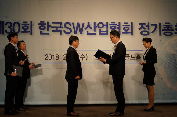 한국소프트웨어산업협회가 주최한 ‘제17회 대한민국 SW 기업 경쟁력 대상’ 시상식에서 투비소프트의 이홍구 대표이사가 수상하고 있다. (사진=투비소프트) 