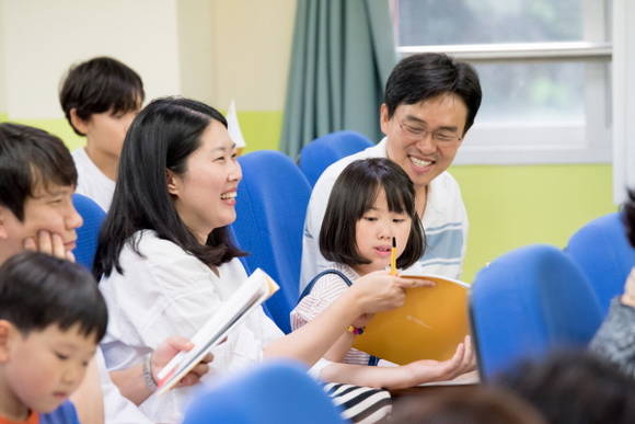 후암초등학교 학부모와 학생이 게임소통교육에 참여하고 있다 