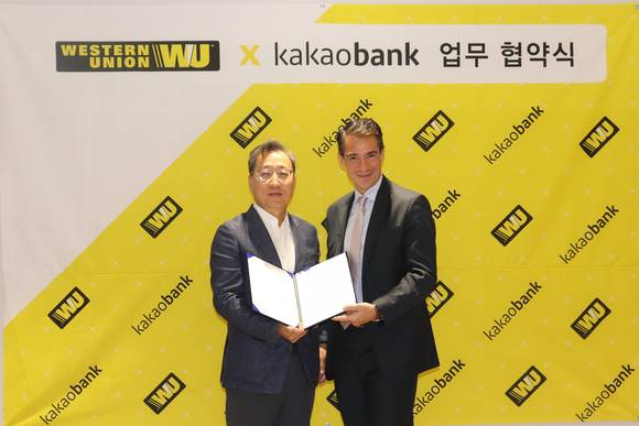 윤호영(Daniel) 카카오뱅크 공동대표이사(왼쪽)와 오딜롱 알메이다(Odilon Almeida) Global Money Transfer 총괄사장(오른쪽)이 7월 25일 경기도 판교 카카오뱅크 본사에서 업무 협약식을 갖고 기념 촬영을 하고 있다. 