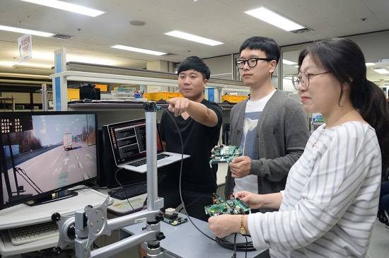 ETRI 연구진이 인공지능 고신뢰 프로세서의 성능을 시연하는 모습 