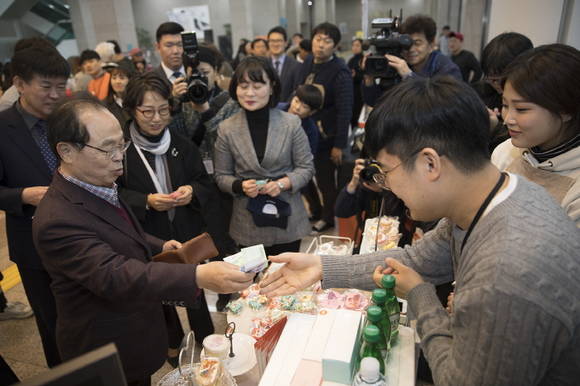 오거돈 부산시장이 1일 네코제 행사에 들러 게임 상품(굿즈)을 구매하고 있다. 