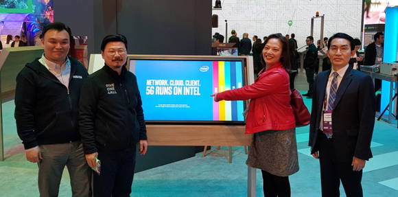 사진 왼쪽부터 MWC 2019 인텔 부스에 방문한 석상옥 네이버랩스 대표, 박원기 NBP 대표, 캐롤라인 챈 인텔 5G비지니스인큐베이션 담당 임원, 이용규 KT 5G플랫폼개발단장 