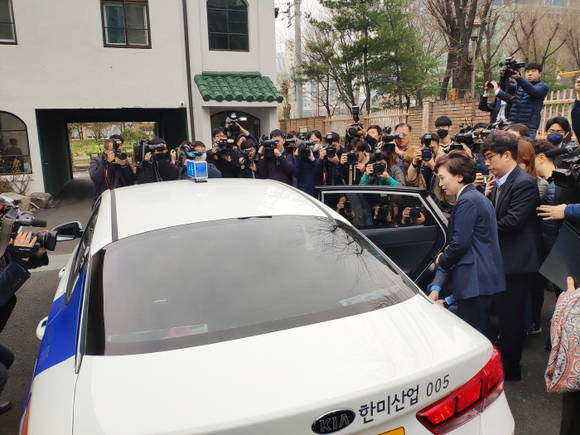 김현미 국토교통부 장관이 간담회 축사를 마친 뒤 웨이고 블루 택시를 타고 있다. 