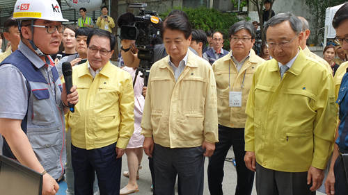 유영민 과기정통부 장관, 노웅래 과방위원장, 황창규 KT 회장(왼쪽부터) 