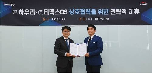 왼쪽부터 티맥스오에스의 OS 사업본부 서정완 본부장, 하우리의 사업본부 김덕현 본부장 