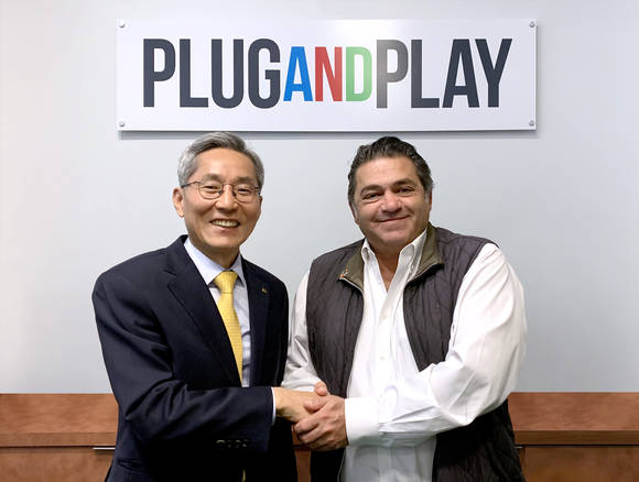  지난 4월 실리콘밸리 ‘PLUG and PLAY’ 본사에서 악수를 나누고 있는 KB금융그룹 윤종규 회장(왼쪽)과 ‘PLUG and PLAY’ Saeed Amidi 대표(오른쪽) 