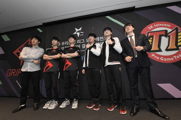  27일 진행된 ‘2019 우리은행 LCK 서머 결승전 미디어데이’에서 그리핀과 SK텔레콤 T1의 감독 및 선수들이 포즈를 취하고 있다. 좌측부터 그리핀 김대호 감독, ‘리헨즈’ 손시우, ‘소드’ 최성원, SK텔레콤 T1 ‘칸’ 김동하, ‘페이커’ 이상혁, 김정균 감독. 