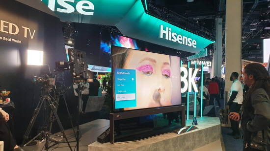 CES2020에서 하이센스가 8K TV 기능을 소개하고 있다. 