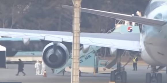 중국 우한에서 교민을 태우고 출발한 국적기가 31일 오전 김포공항에 내려, 임시 검역 절차를 진행하고 있다. 교민들은 아산, 진천 두 곳에 소재한 공공 시설에서 2주간 격리 생활후 신종 코로나바이러스 증상이 없다는 판정을 받으면 귀가한다. 