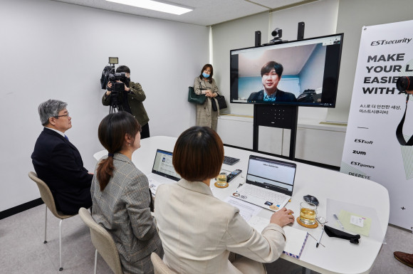 이스트소프트 화상 면접을 참관하고 있는 이재갑 고용노동부 장관(왼쪽) 