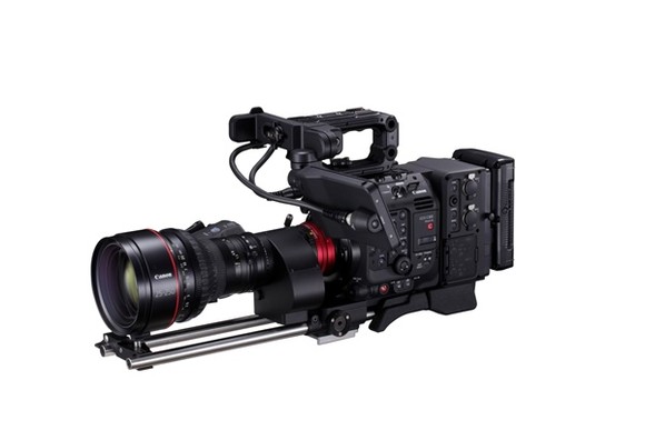 CN10x25 IAS SE1을 장착한 EOS C300 마크III 