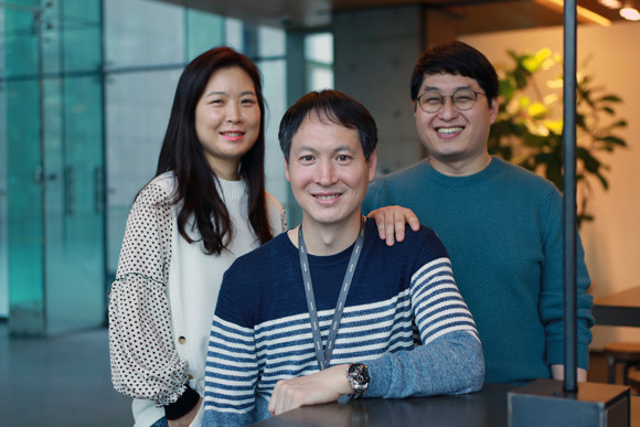 네이버 클로바 보이스 김재민 리더(가운데), 손정민 연구원(왼쪽), 이봉준 연구원 