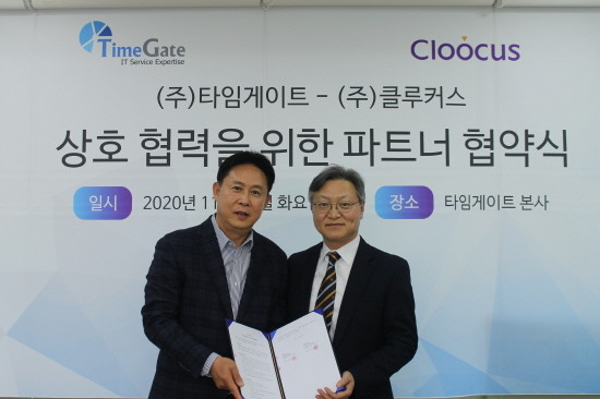 조상철 클루커스 COO<사진 오른쪽>과 신승호 타임게이트 부사장 