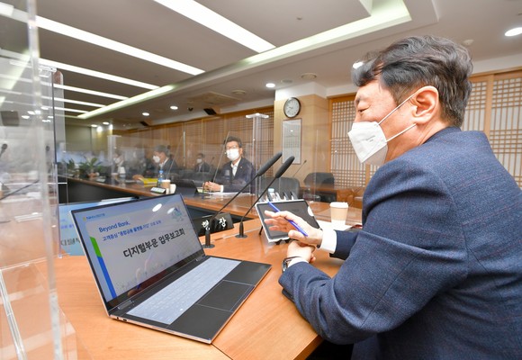  <사진설명> 12일 서울 중구 소재 농협은행 본점에서 권준학 농협은행장이 「디지털부문 업무보고회」에서 디지털 금융부문에 대한 현안사항을 논의하고 있다. 