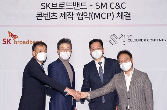 왼쪽부터 SM C&C 김동준 대표, SK 브로드밴드 최진환 대표, SM C&C 남궁철 대표, SK 브로드밴드 김혁 미디어플랫폼본부장. ⓒ SK브로드밴드 