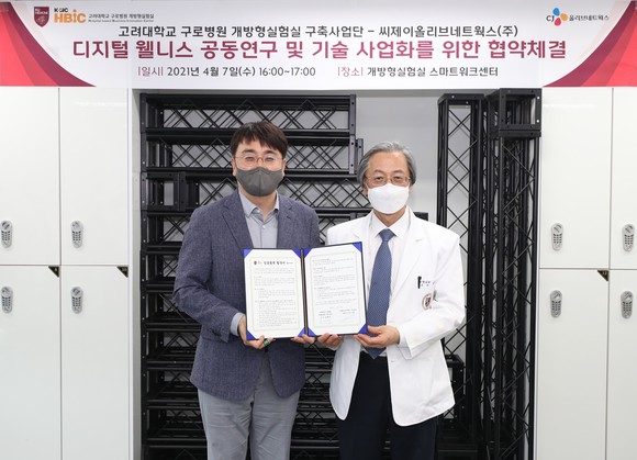 7일 고대구로빌딩 개방형실험실 스마트워크센터에서 CJ올리브네트웍스 차인혁 대표(왼쪽)와 고려대구로병원 개방형실험실 구축사업단 송해룡 단장이 디지털 웰니스 공동연구 및 기술 사업화를 위한 협약을 체결하고 기념사진을 촬영하고 있다. 