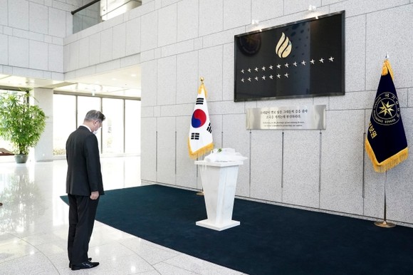 국정원 업무 중 순직한 요원을 기리는 '이름 없는 별' 조형물 앞에서 묵념 중인 문 대통령 