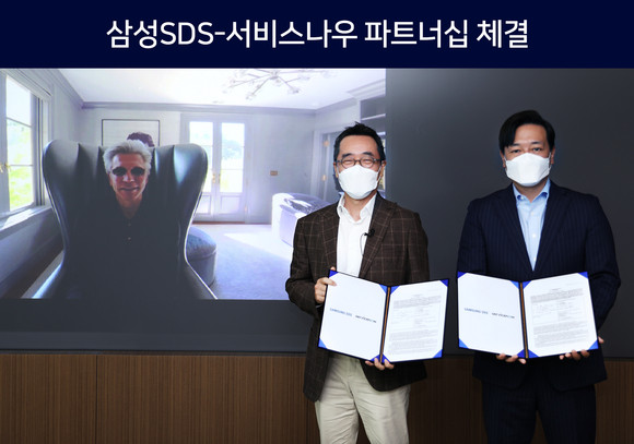 삼성SDS 황성우 대표(가운데)와 서비스나우 빌 맥더멋(Bill McDermott) CEO(좌측), 서비스나우 김규하 한국대표(우측)가 29일 삼성SDS 잠실캠퍼스에서 클라우드 기반 디지털 트랜스포메이션사업 확대를 위한 전략적 파트너십을 체결했다 