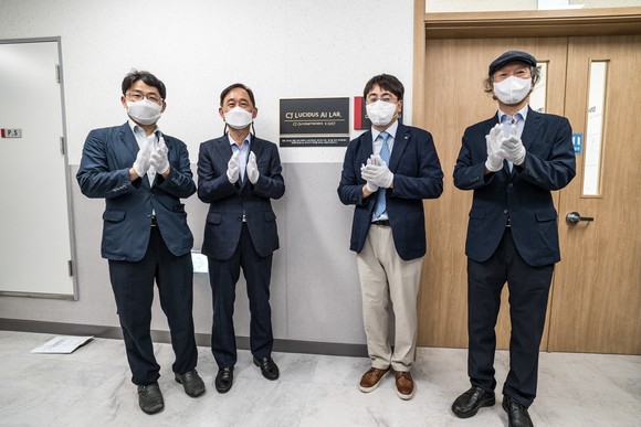 CJ올리브네트웍스가 제2연구소 현판식을 진행하고 있다. [왼쪽 두번째부터] 박화진 고용노동부 차관, 차인혁 CJ올리브네트웍스 대표이사, 송종인 지스트 총장 직무대행 