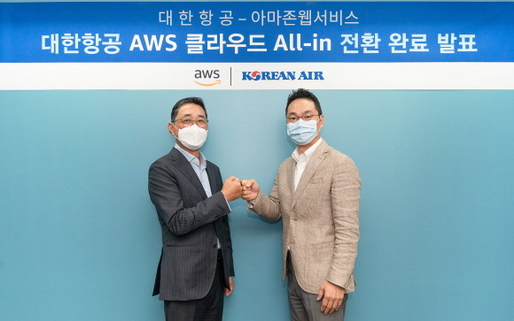 함기호 AWS 코리아 대표(사진 왼쪽)와 장성현 대한항공 부사장 