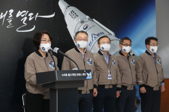 (왼쪽부터) 임혜숙 과기정통부 장관, 이상률 항우연 원장, 고정환 항우연 한국형발사체개발본부장, 오승협 발사체추진기관개발부장, 권현준 과기정통부 거대공공연구정책관 