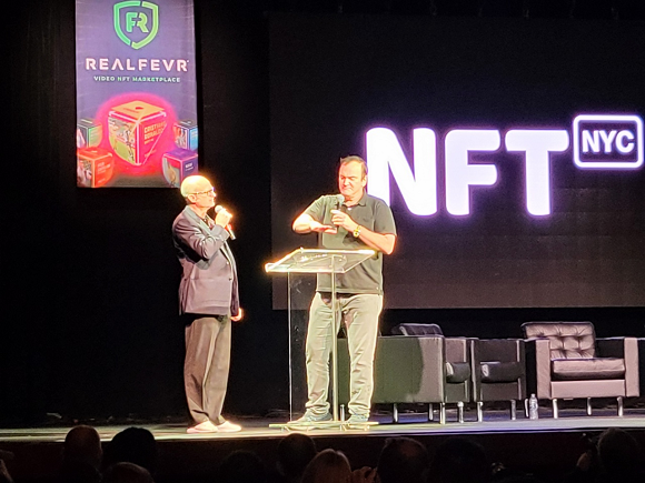 NFT NYC 행사장에 등장한 쿠엔틴 타란티노 감독. 