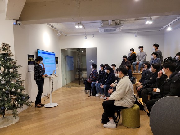 딥브레인AI 서유미 교육 담당자가 AI 아카데미 2기 O.T를 진행하고 있다. 