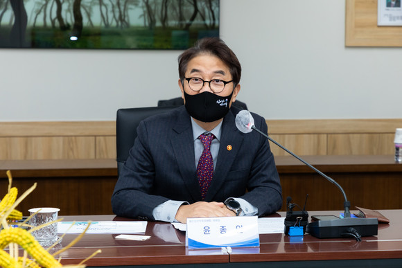 정책 간담회서 발언 중인 윤종인 개인정보위 위원장 