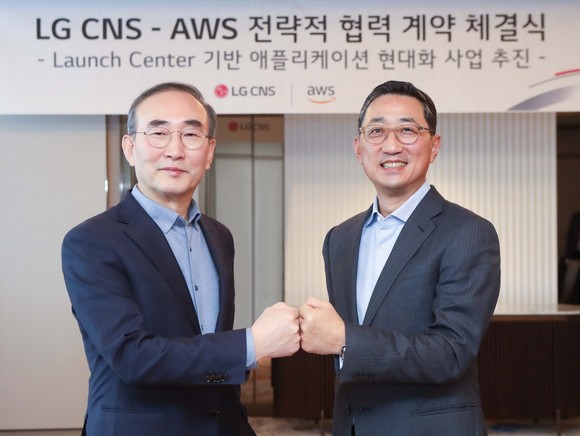 LG CNS 대표이사 김영섭 사장(왼쪽)과 AWS코리아 함기호 대표(오른쪽)가 '전략적 협력계약(SCA)' 체결 후 기념촬영하는 모습 