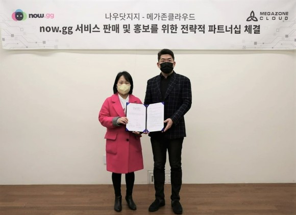 <좌측부터 나우닷지지 한국지사 조현선 대표와 메가존클라우드 황인철 대표가 협약을 체결하고 기념 촬영을 하고 있다. 