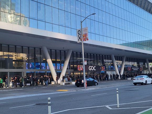 21일 오전 GDC 2022 개막을 앞둔 미국 샌프란시스코 모스콘센터 앞에 참가자들이 줄을 서있다./사진=박현영 기자 