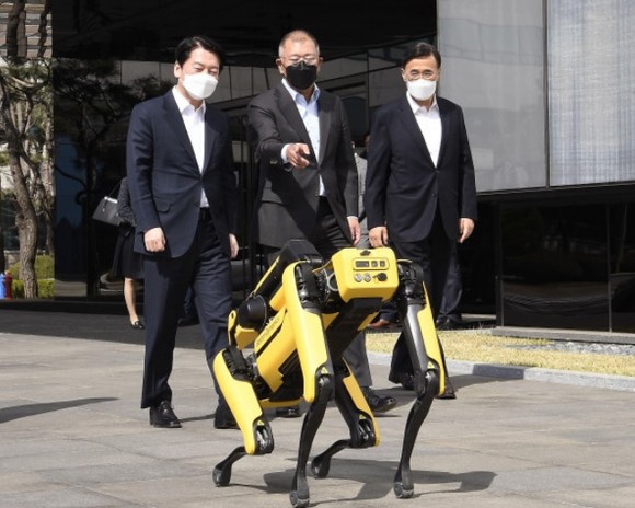  안철수 대통령직 인수위원회 위원장이 정의선 현대차그룹 회장과 함께 보스턴 다이내믹스 4족 보행 로봇 스팟(Spot)의 에스코트를 받으며 현대디자인센터로 이동하고 있다 <사진>현대차그룹 