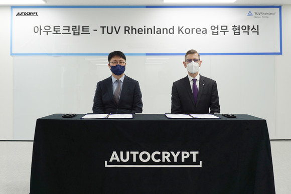 왼쪽부터 아우토크립트 김의석 대표와 TUV 라인란드 코리아 프랭크주트너 대표 