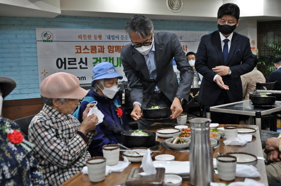 6일 서울 영등포구 신길동의 한 소상공인 식당에서 열린 '코스콤과 함께하는 어버이날 기념 행사'에서 권형우 코스콤 전무이사(왼쪽에서 세번째)가 어르신들께 삼계탕을 전달했다. 