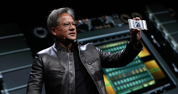  엔비디아 젠슨 황(Jensen Huang) CEO가 지난 3월22일, 새로운 GPU 'H100 칩'(일명 '하퍼')을 선보이고 있다. 