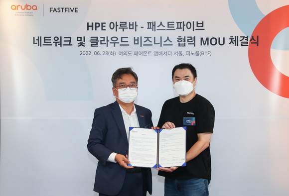 한국 HPE 아루바 강인철 부사장(사진 왼쪽)과 패스트파이브 김대일 대표(사진 오른쪽)가 기념 촬영을 하는 모습. 