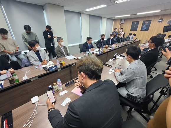 박보균 문화체육관광부 장관이 1일 서울 강남구 한국게임산업협회 회의실에서 게임업계 관계자들을 만나 간담회를 갖고 있는 모습. 사진=왕진화 기자 